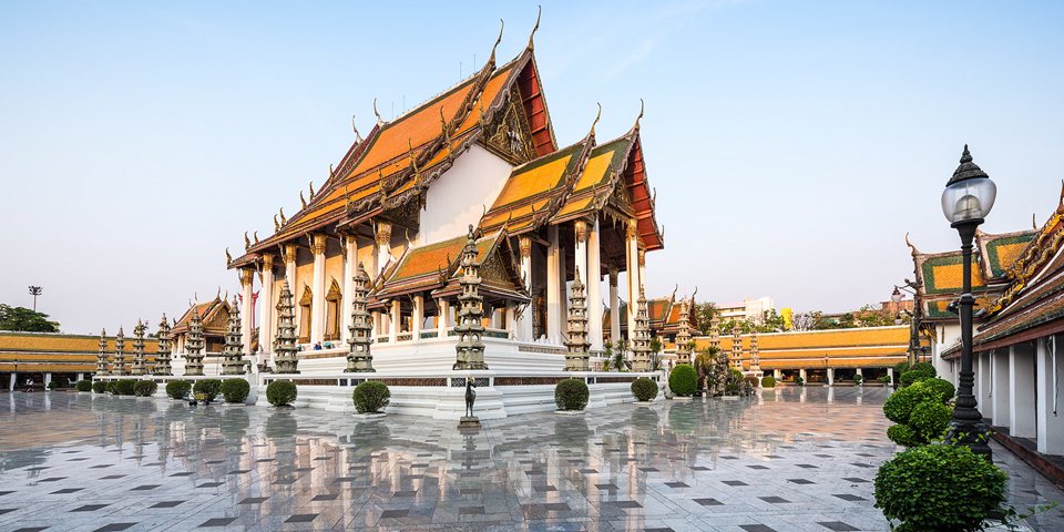 Chùa Wat Suthat là một trong những ngôi chùa cổ nhất và nguy nga nhất tại Bangkok 